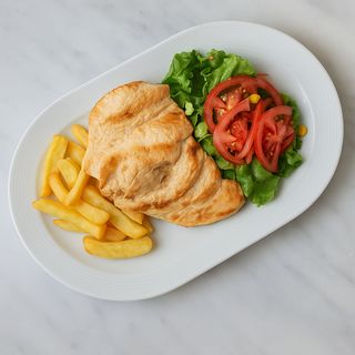 Pechuga de pollo con patatas fritas y ensalada