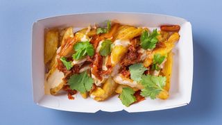 Frytki duże z sosem serowym i dodatkami