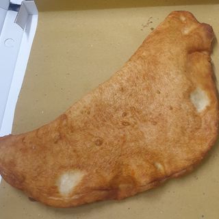 PIZZA FRITTA PROVOLA SALAME POMODORO