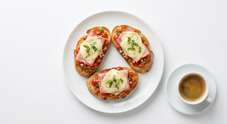 Bruschette cu șuncă și mozzarella +Cafea sau Ceai