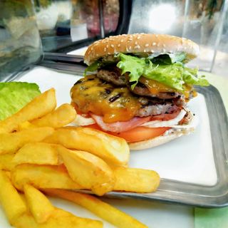 Пилешки бургер c порция пържени картофи