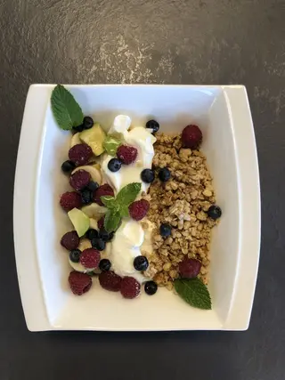 Granola yogurt & fruits bowl