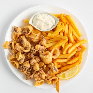 Pržene lignje s pomfritom,  tartarom, limunom 