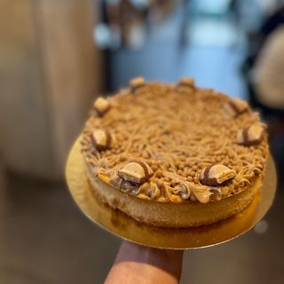 Porción de tarta de queso y kinder