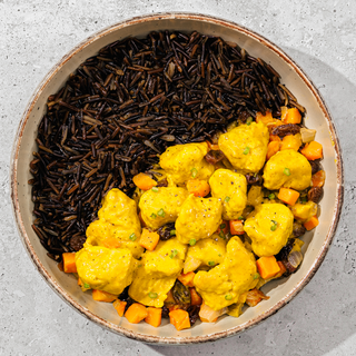 Pollo vegano al curry con arroz salvaje