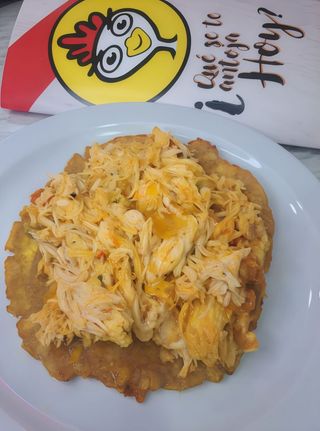 Patacón Con Pollo Desmechado
