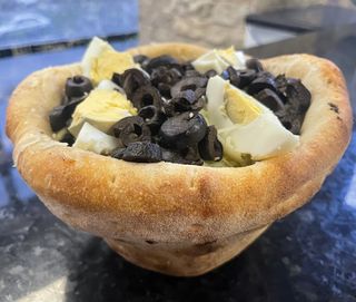 Salata bulgărească in cupa de foccacia