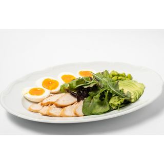 Микс завтрак с куриным филе, авокадо и отварными яйцами