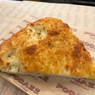 Focaccia cacio e pepe