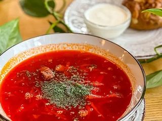 Barszcz ukraiński z wołowiną i kwaśną śmietaną (400/50g)