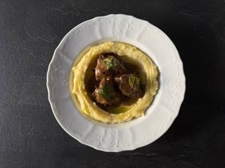 Томлена яловича щока з картопляним пюре та соусом пеппер (350g)