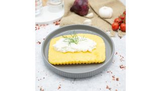 Mamaliguta cu branza, smantana si carnati 300g