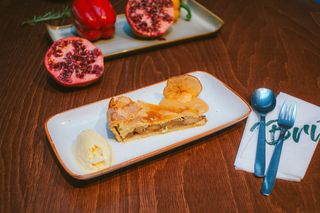 Tarta de mere cu sos caramel si inghetata de vanilie