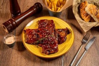 Coaste de porc cu sos african și garnitură