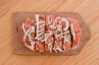 Rebanada de Pan Alemán Mett con pepinillo