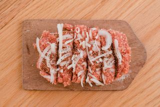 Rebanada de Pan Alemán Mett con pepinillo