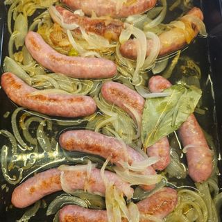 Salsichas Al Vino Blanco Encebolladas