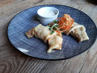 Млинці з куркою та грибами, зі сметаною 150/40 г