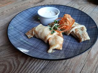 Млинці з куркою та грибами, зі сметаною 150/40 г