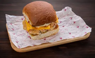 Бургер з куркою та беконовим джемом