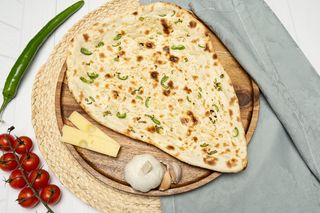 Naan cu Ardei Iute și Usturoi