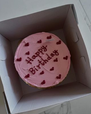 ვარდისფერი მინი ტორტი შოკოლადის შიგთავსით