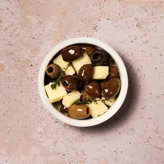 Olivas aliñadas y Fontina