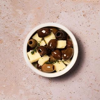 Olivas aliñadas y Fontina