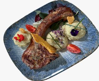 Cotlet de porc cu os și piure de cartofi ( 450g )