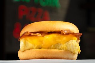 Jaja sa slaninom i sirom u lepinji