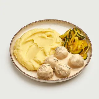 Курячі мітболи, картопляне пюре та ліниві огірочки