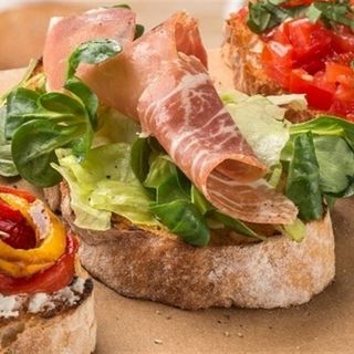 Брускетте con prosciutto (2шт)