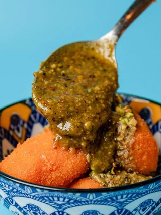 Pepite di prosciutto cotto, mozzarella e pesto di pistacchi.