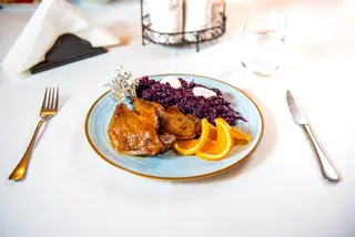 Pulpă de raţă cu varză roşie şi sos de portocale 