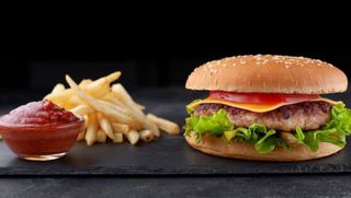 Hamburger sa piletinom uz dodatke 250 gr