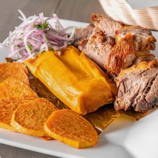 Mixto chicharrón y tamal.