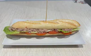 Bocadillo vegetal de atún