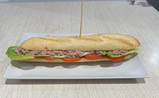 Bocadillo vegetal de atún