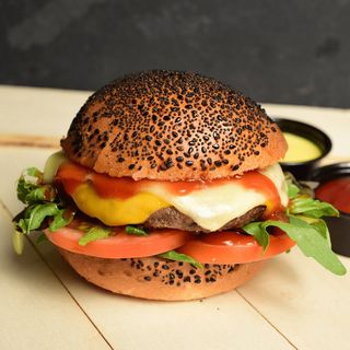 TWO CHEESE BURGER CON PAPAS