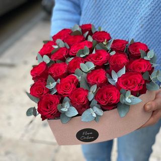 წითელი ვარდები გულის ფორმის ყუთში