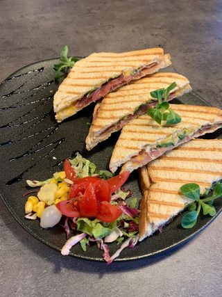 Toast s pršutom i sirom