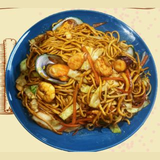 Ramen saltato con frutti di mare