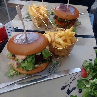 Burger wołowy śniadaniowy z frytkami