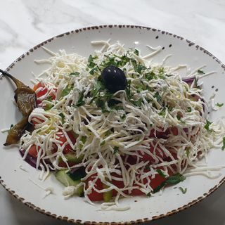 Шопска салата с люто чушле (350г)