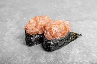 Gunkan siekany łosoś 2 szt.