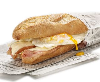 22. Jamón, huevo y bacon
