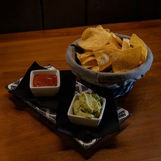 Tortillas Chips con Salsa Piccante