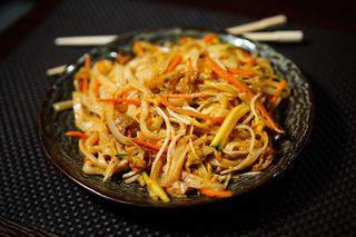 Spaghetti di riso saltato con manzo piccante