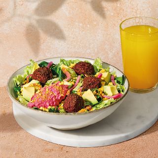MENU SALADA FALAFEL DE BETERRABA E ABACATE