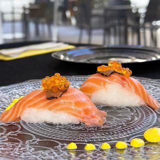 Nigiri salmón con hueva de trucha y trufa (2p.)